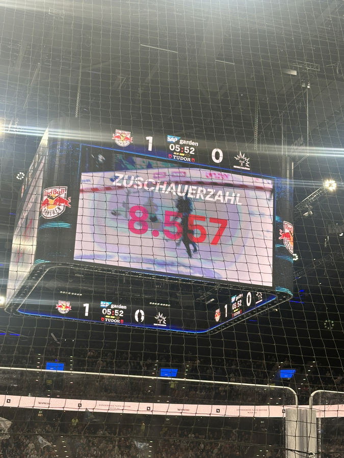 PENNY DEL / 12.Spieltag / EHC Red Bull München - Dresdner Eislöwen